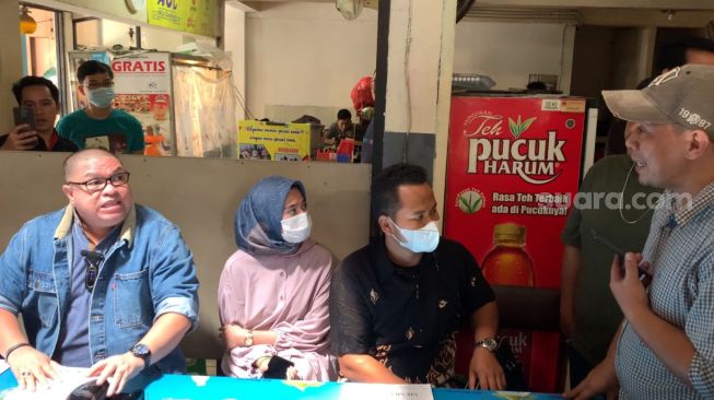 Razman Arif Nasution bersitegang dengan perwakilan kedai Kopi Johny di kawasan Kelapa Gading [Suara.com/Adiyoga Priyambodo]