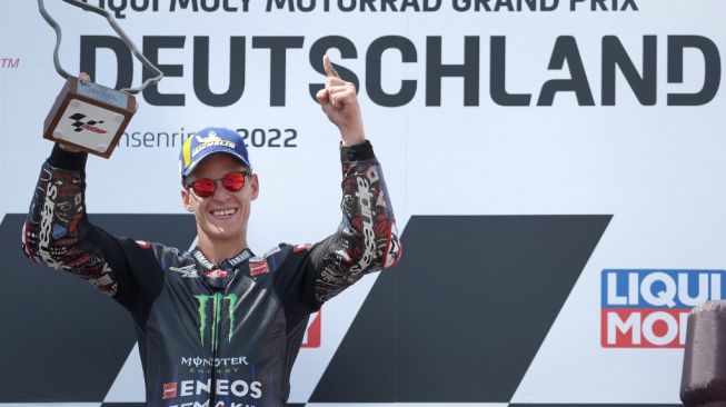 Rider Monster Energy Yamaha, Fabio Quartararo memenangi MotoGP Jerman di Sirkuit Sachsenring, Minggu (19/6/2022) malam WIB. [Ronny Hartmann / AFP]