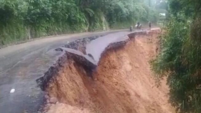 Jalan Nasional di Tanggeung Cianjur, Ambles