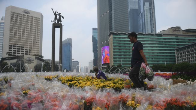 Pekerja menyelesaikan pembuatan ornamen menyambut HUT ke-495 DKI Jakarta di Bundaran HI, Jakarta, Senin (20/6/2022).  ANTARA FOTO/Akbar Nugroho Gum