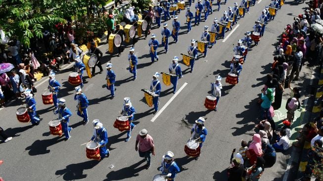 Peserta mengikuti parade drumband dalam rangka peringatan Hari Jadi ke-104 Kota Madiun di Madiun, Jawa Timur, Senin (20/6/2022).  ANTARA FOTO/Siswowidodo