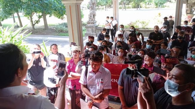 Massa Kembali Geruduk DPRD Bali Bawa Bunga Tuntut SMAN Bali Mandara Tetap Gratis