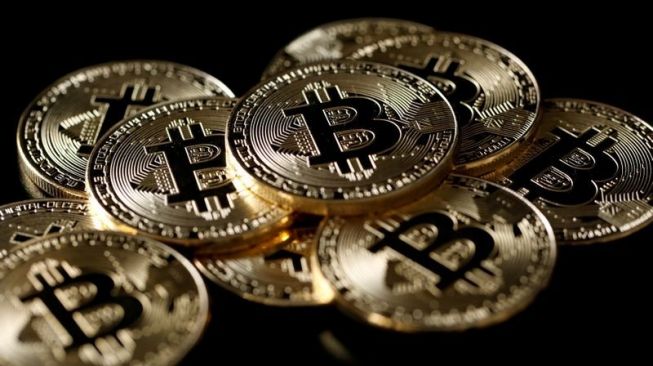 Kumpulan token bitcoin (mata uang virtual) ditampilkan dalam ilustrasi gambar ini diambil 8 Desember 2017. [Dok.Antara]