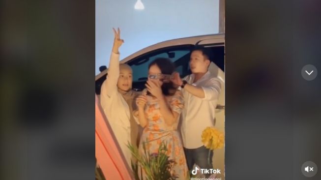 Tangkapan layar video. [TikTok/@tingtingeonni]