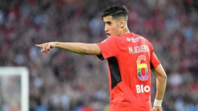 Bek Rennes Nayef Aguerd memberikan gestur pada pertandingan menghadapi Olympique Marseille di Stadion Roazhon Park, Rennes, Prancis (14/05/2022). (AFP/DAMIEN MEYER)