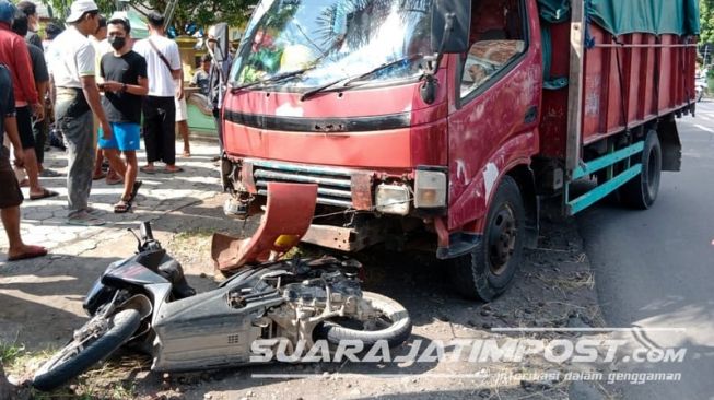 Bapak dan Anak Tertabrak Truk Bermuatan Semen 10 Ton di Jember