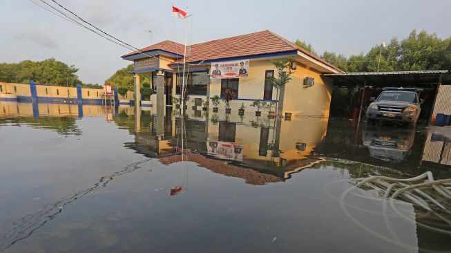 Banjir rob merendam halaman Mako Satpolair Polres Indramayu di Karangsong, Indramayu, Jawa Barat, Senin (20/6/2022).  ANTARA FOTO/Dedhez Anggara