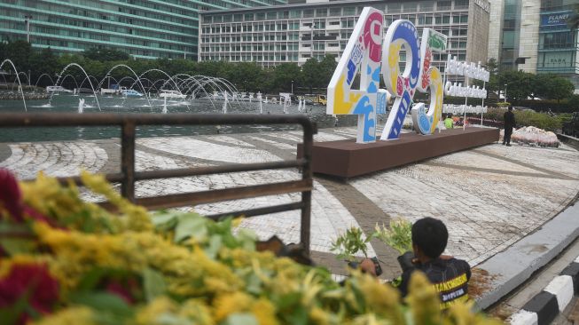 Pekerja menyelesaikan pembuatan ornamen menyambut HUT ke-495 DKI Jakarta di Bundaran HI, Jakarta, Senin (20/6/2022).  ANTARA FOTO/Akbar Nugroho Gum