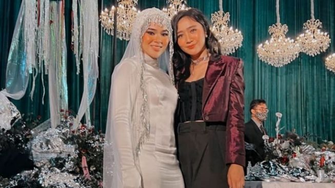 Gaya Artis Hadiri Nikahan Sivia Azizah (instagram/@febbyrastanty)