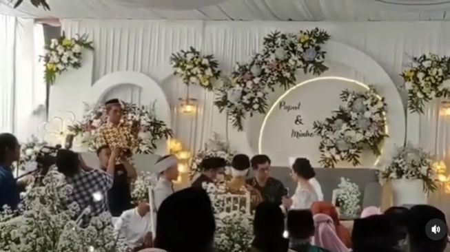 Pernikahan perempuan asal Subah, Batang, Jawa Tengah dengan pria Korea (Instagram/ @pekalonganinfo).