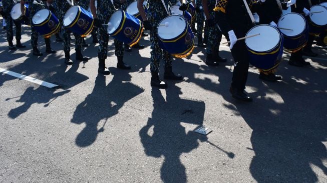 Peserta mengikuti parade drumband dalam rangka peringatan Hari Jadi ke-104 Kota Madiun di Madiun, Jawa Timur, Senin (20/6/2022).  ANTARA FOTO/Siswowidodo