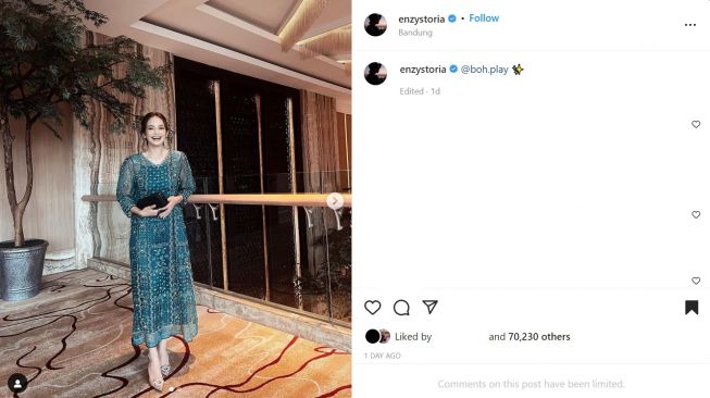 Foto: Kenakan Dress Kondangan, Vibes Enzy Storia Bak Ibu Pejabat (instagram/enzystoria)