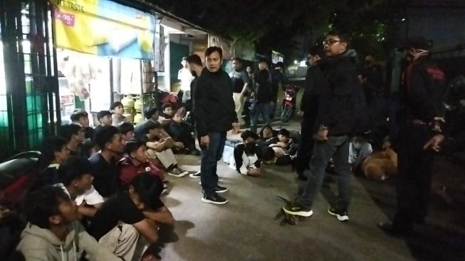 Belasan pelajar diamankan di kawasan Green Lake City, Kota Tangerang, Banten, Minggu (19/6/2022). [IST]