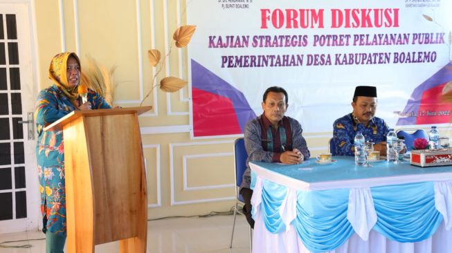 Kurniasih, Sekretaris Badan Litbang Kemendagri saat memberikan pernyataan dalam Forum Diskusi Kajian Strategis: Potret Pelayanan Publik Pemerintahan Desa, di Kabupaten Boalemo, Provinsi Gorontalo, pada 17 Juni 2022. [dokumentasi pribadi]