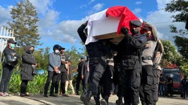 Bripda Diego Rumarepon Anggota Brimob Batalyon D Wamena yang dibunuh OPM dimakamkan di Taman Makam Pahlawan Wamena, Senin 20 Juni 2022 [KabarPapua.co]
