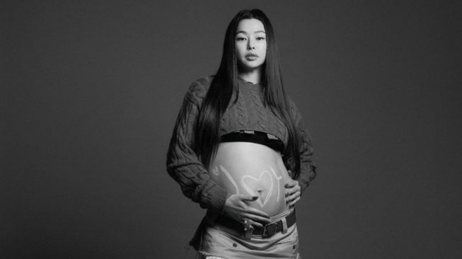 8 Potret Gaya Artis Korea Pamer Baby Bump, Honey Lee Tetap Cantik walau Perutnya Mulai Membuncit