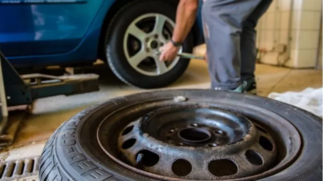 7 Tips Pasang Ban Tubeless Motor yang Benar dan Aman