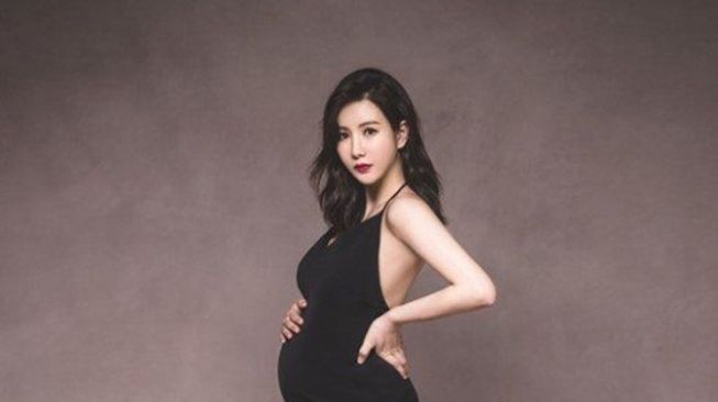 Gaya Artis Korea Pamer Baby Bump (Koreaboo)