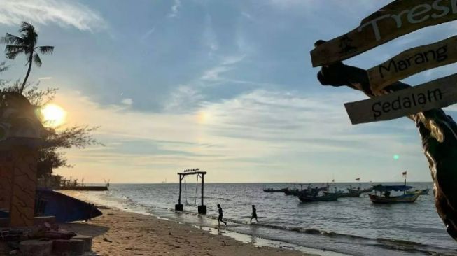 Pantai Kelapa Tuban : Lokasi, Jam Buka, Wahana, dan Tiket Masuk