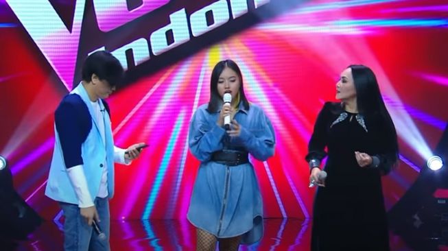 Momen Mesra Pasangan Artis Nyanyi di Panggung. (YouTube/The Voice Indonesia)