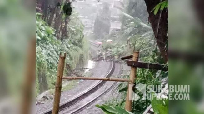 Rel Kereta Api di Pamuruyan Sukabumi Tertimbun Longsor, Dua Perjalanan KA Pangrango Dibatalkan