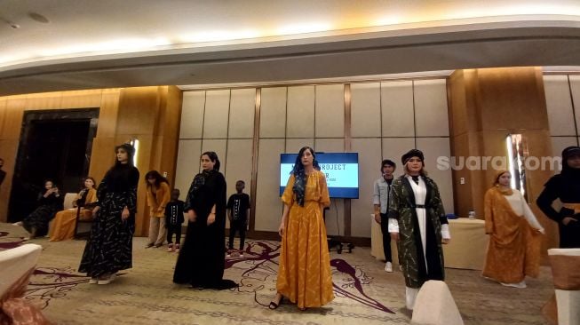 Mischa Project menggelar fashion show yang melibatkan para pengungsi di negara-negara konflik. Acara tersebut memperingati Hari Pengungsi Sedunia 2022 yang jatuh Senin (20/6/2022). (Suara.com/Yaumal)