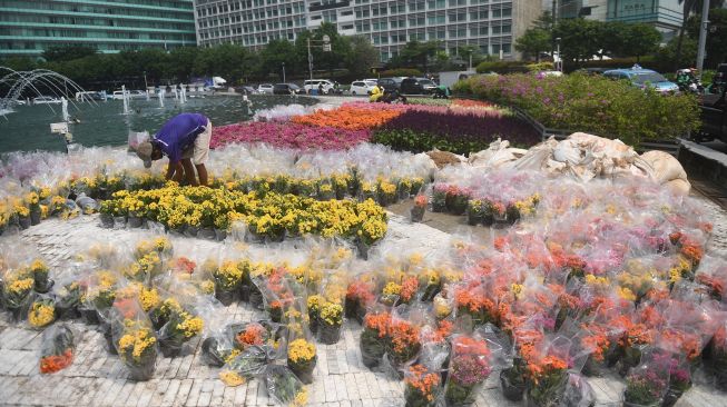 
Pekerja menyelesaikan pembuatan ornamen menyambut HUT ke-495 DKI Jakarta di Bundaran HI, Jakarta, Senin (20/6/2022).  ANTARA FOTO/Akbar Nugroho Gum