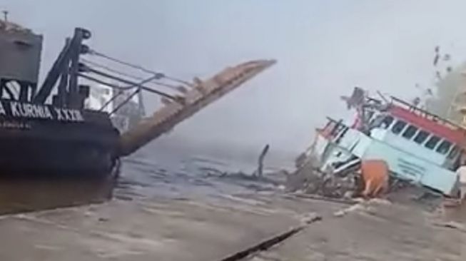 Akibat Kabut Tebal, Tongkang Membawa Bauksit Tabrak Tugboat di Sukalanting, Kondisi Dermaga Rusak Parah