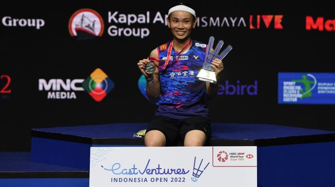 Pebulu tangkis tunggal putri Taiwan Tai Tzu Ying menunjukkan medali dan tropi usai menjuarai final Indonesia Open 2022 melawan tunggal putri China Wang Zhi Yi di Istora Senayan, Jakarta, Minggu (19/6/2022). Tai Tzu Ying keluar sebagai juara setelah mengalahkan Wang Zhi Yi 21-23, 21-6, 21-15. ANTARA FOTO/Sigid Kurniawan/foc.