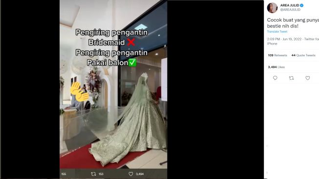 Pengantin ini pakai balon untuk menggantikan bridesmaid (twitter/areajulid)