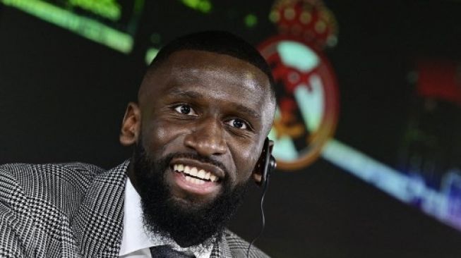 Antonio Rudiger diperkenalkan secara resmi sebagai pemain baru Real Madrid di Valdebebas, Madrid, Senin (20/6/2022). [AFP]