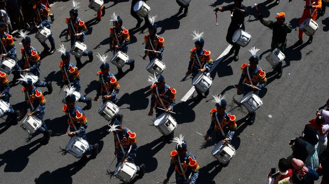 
Peserta mengikuti parade drumband dalam rangka peringatan Hari Jadi ke-104 Kota Madiun di Madiun, Jawa Timur, Senin (20/6/2022).  ANTARA FOTO/Siswowidodo