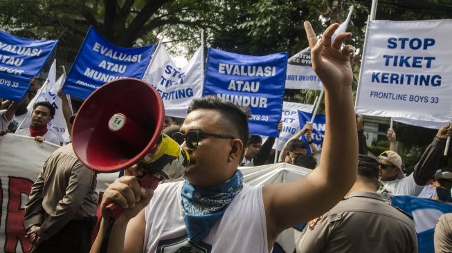 Bobotoh atau suporter Persib Bandung berunjuk rasa di depan Graha Persib, Bandung, Jawa Barat, Selasa (21/6/2022).  ANTARA FOTO/Novrian Arbi