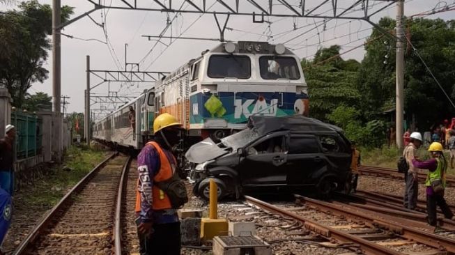 KA Sindoro Tabrak Mobil di Perlintasan Liar Tambun Bekasi