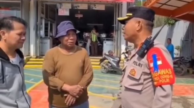 Terjaring Razia Operasi Patuh 2022, Pria Ini Malah Dapat Sepatu Gratis dari Polisi