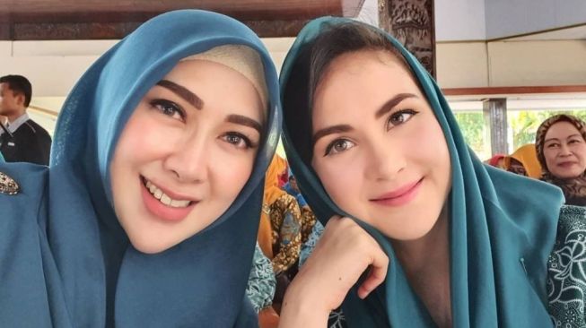 Potret Artis Istri Pejabat Berseragam PKK (instagram/@yunisophia_)