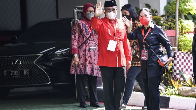 Ketua DPP PDI Perjuangan Puan Maharani (kanan) didampingi Sekjen Hasto Kristiyanto (kiri) melambaikan tangan saat Rakernas II PDI Perjuangan di Jakarta, Selasa (21/6/2022). ANTARA FOTO/M Risyal Hidayat
