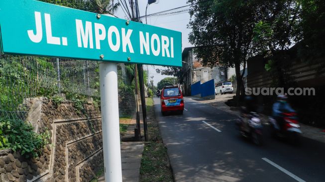 Plang nama Jalan Mpok Nori terpajang di kawasan Jakarta Timur, Selasa (21/6/2022). [Suara.com/Alfian Winanto]