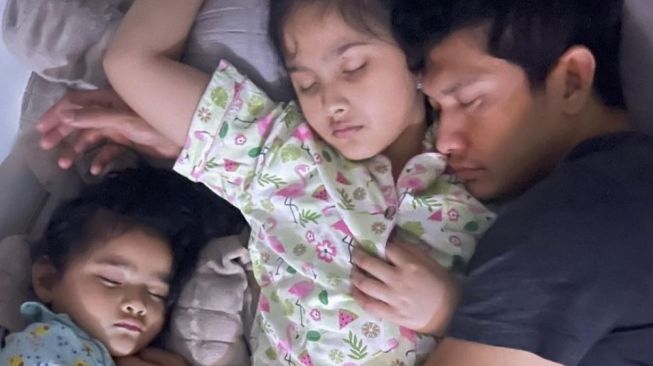 Pose Artis Indonesia saat Tidur Bareng Anak (instagram/@audyitem)