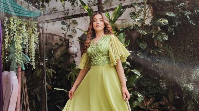 5 Pesona Tasya Farasya, Dapat Pujian Setelah Berfoto Bareng Miss Universe 2021