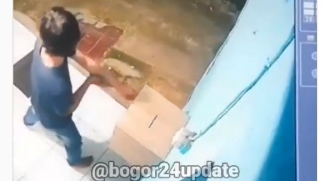 Detik-detik Pencuri Bobol Kotak Amal Masjid di Bogor Pakai Linggis, Netizen Malah Salfok dengan Hal Ini