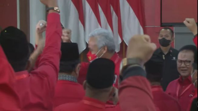 Momen Bambang Pacul menyalami Ganjar Pranowo di dalam acara Rapat Kerja Nasional (Rakernas) ke-2 PDI Perjuangan digelar di Sekolah Partai PDIP, Lenteng Agung, Jakarta Selatan, Selasa (21/6/2022). (Tangkap Layar Zoom).
