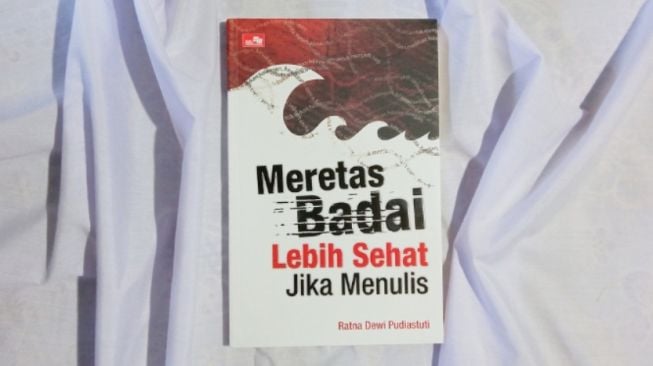 Ulasan Buku Meretas Badai, Lebih Sehat Jika Menulis