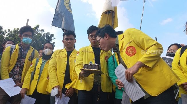 Massa Aliansi Nasional Reformasi KUHP yang berunjuk rasa di kawasan Patung Kuda, Jakarta Pusat, menyanyikan lagu selamat ulang tahun berlirik kritikan tajam ke Presiden Joko Widodo. (Suara.com/Yaumal)