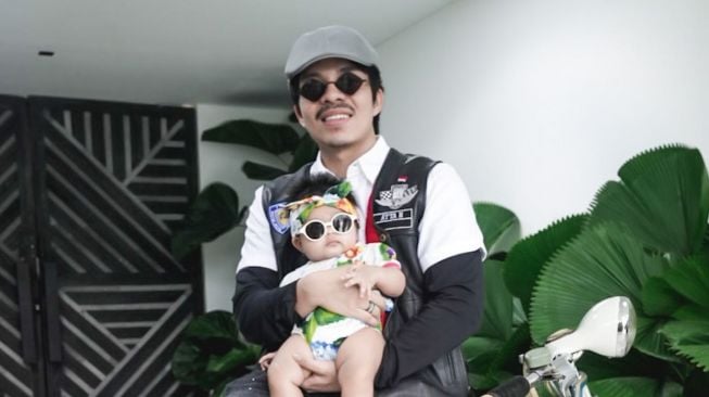 Artis Pria Rayakan Hari Ayah Pertama Kali Bareng Anak (Instagram/@attahalilintar)