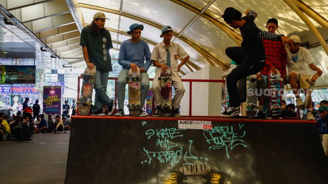 Para Skateboarder melakukan aksi saat peringatan Go Skateborading Day Jakarta di Kawasan Blok M, Jakarta Selatan, Selasa (21/06/2022). [Suara.com/Alfian Winanto]