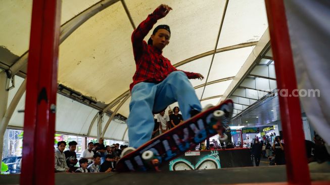 Para Skateboarder melakukan aksi saat peringatan Go Skateborading Day Jakarta di Kawasan Blok M, Jakarta Selatan, Selasa (21/06/2022). [Suara.com/Alfian Winanto]