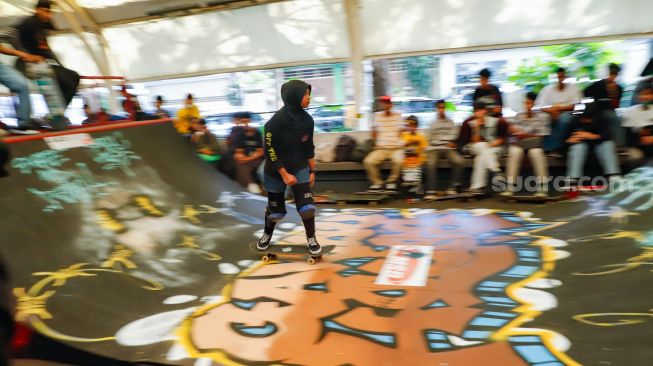 Para Skateboarder melakukan aksi saat peringatan Go Skateborading Day Jakarta di Kawasan Blok M, Jakarta Selatan, Selasa (21/06/2022). [Suara.com/Alfian Winanto]