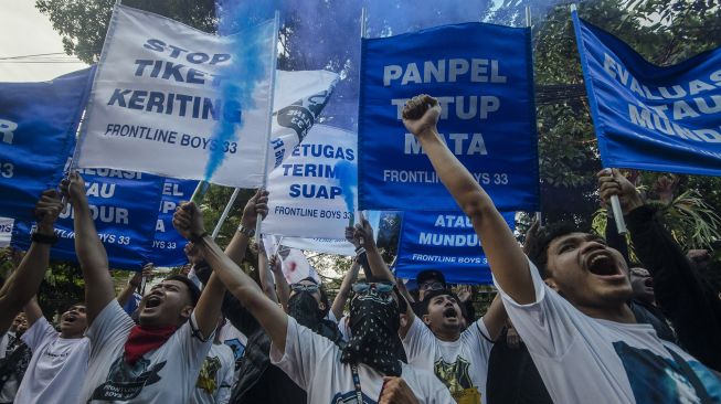 Bobotoh atau suporter Persib Bandung berunjuk rasa di depan Graha Persib, Bandung, Jawa Barat, Selasa (21/6/2022).  ANTARA FOTO/Novrian Arbi