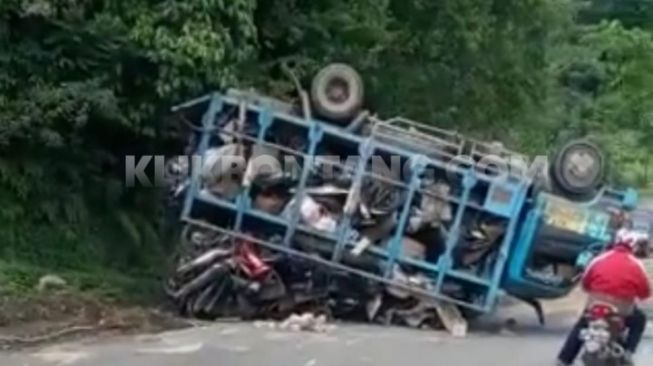 Truk Pengangkut Motor Baru Terbalik di Gunung Hantu Jalan Poros Bontang-Samarinda